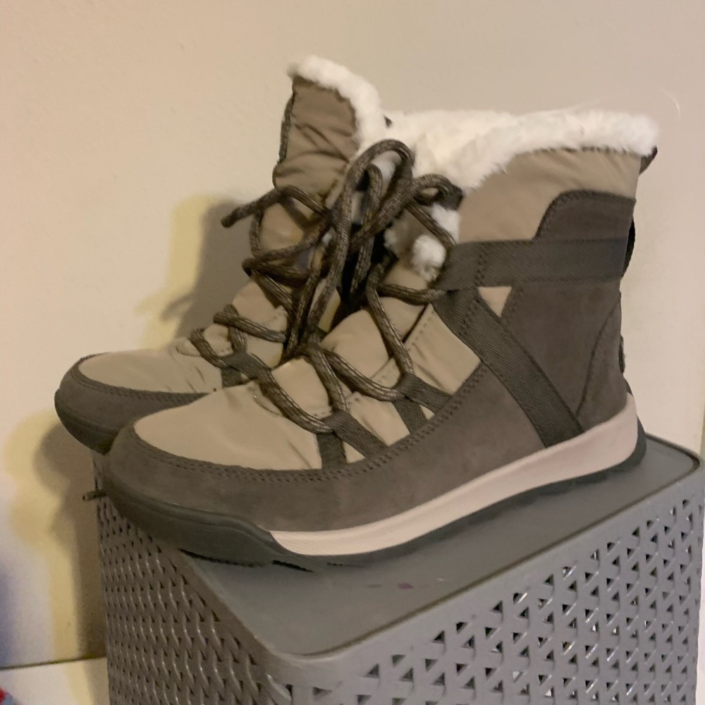 Sorel waterproof shoes nwot size 6